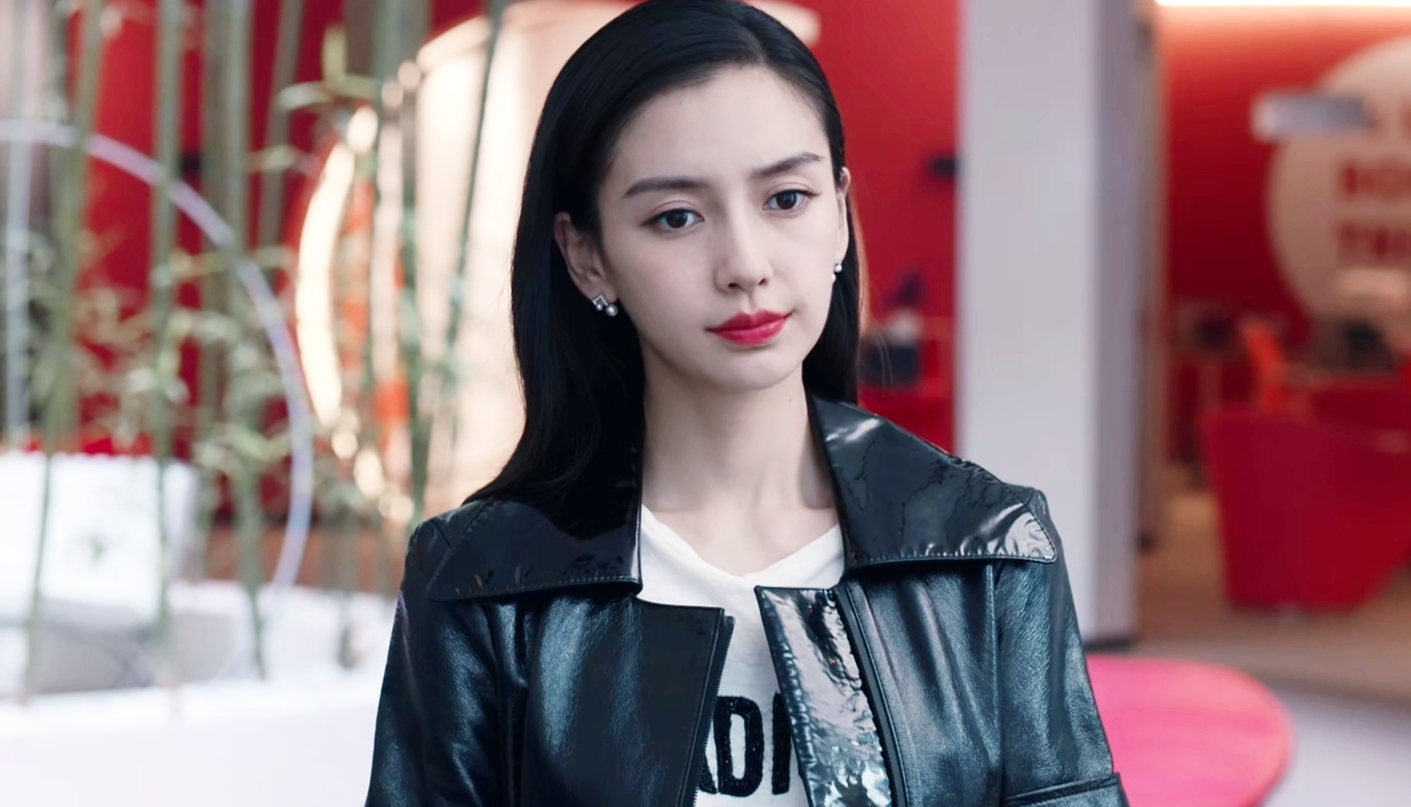 angelababy的《创业时代》里那蓝的造型好多,好看的像芭比娃娃