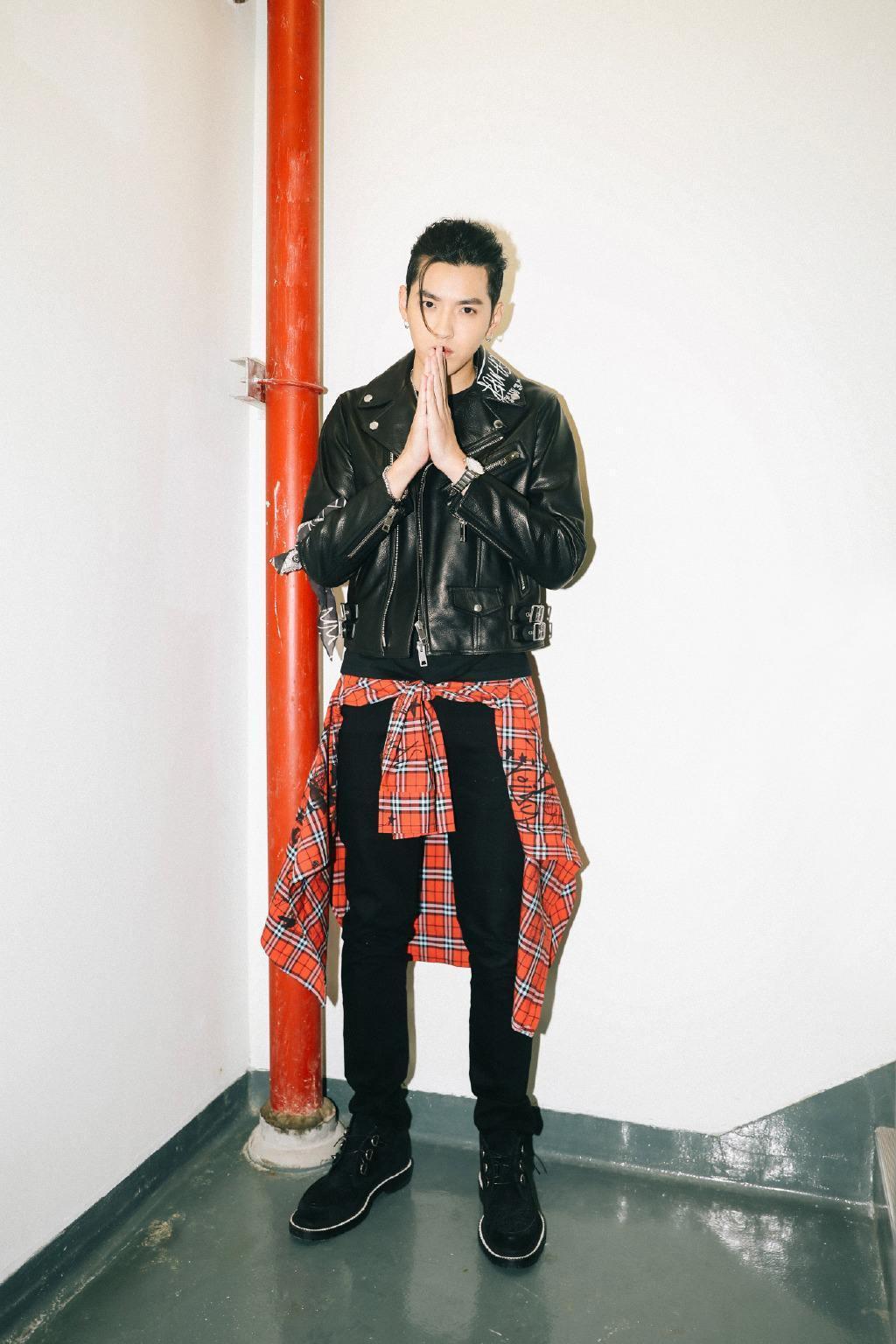 尴尬了吴亦凡!穿紧身裤挎小红包,网友:整个一乡村非主流!