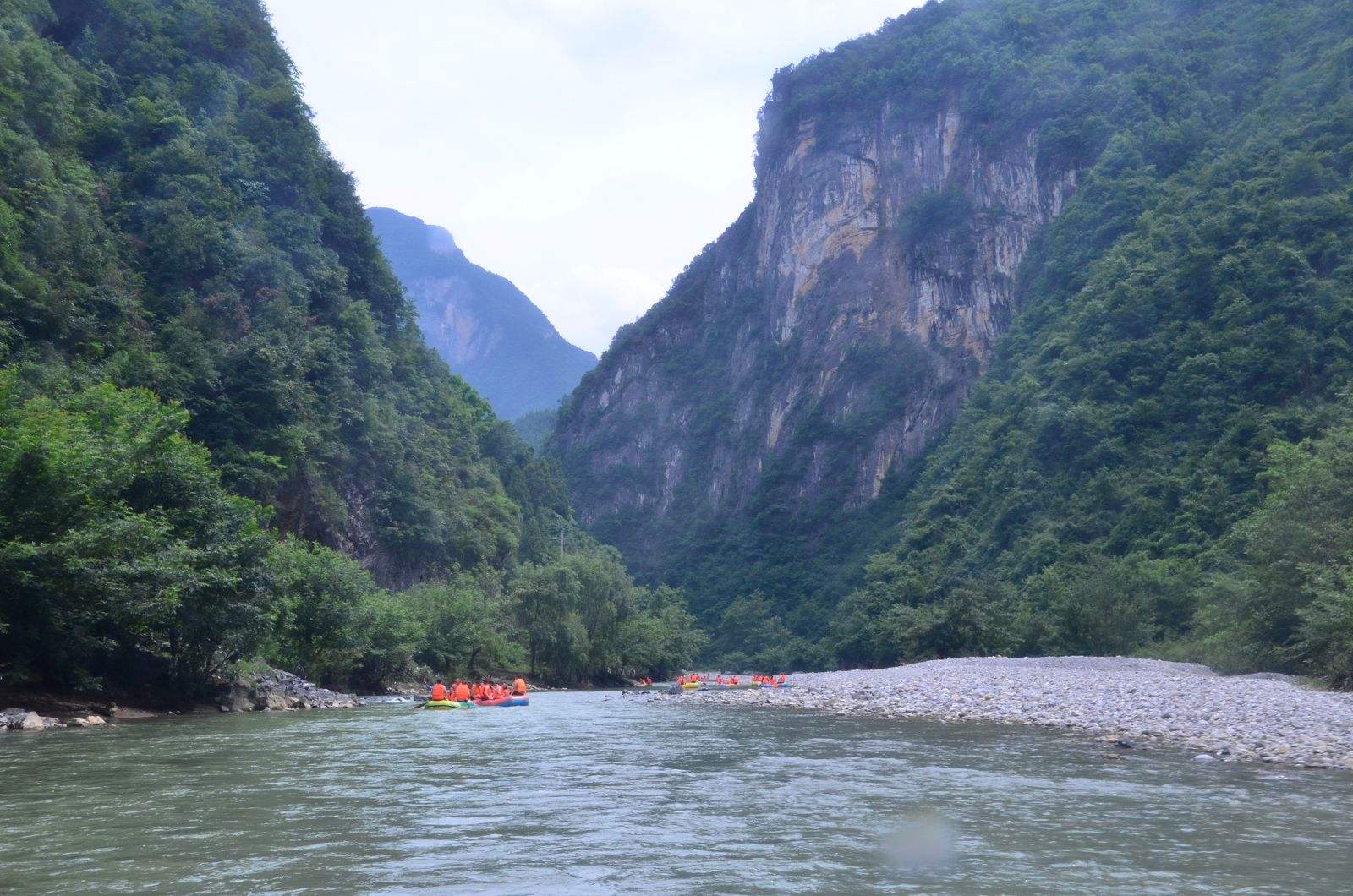 水流相对较缓的万源龙潭河风景区,你喜欢这里吗?