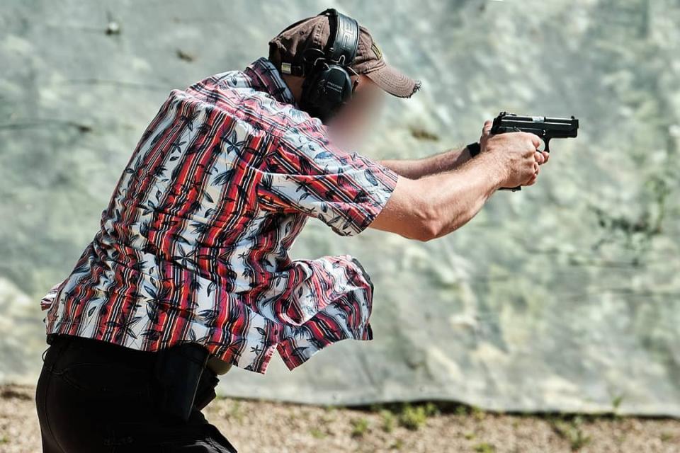 全是顶尖高手,俄罗斯特工干净利落拔枪射击,看上去十分酷炫