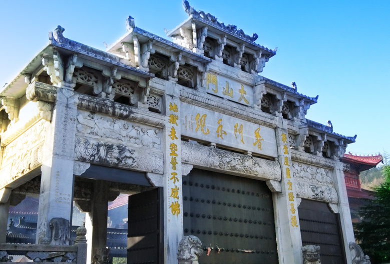 在安徽省内,九华山是与黄山,天柱山齐名的三大名山之一,九华山距离