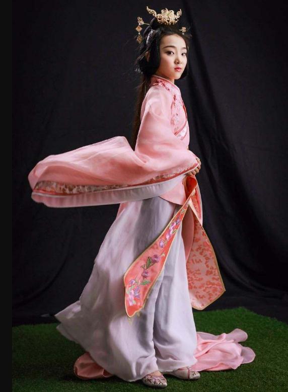 10岁时出演"貂蝉",如今美到窒息,网友:这才是真正的佳人