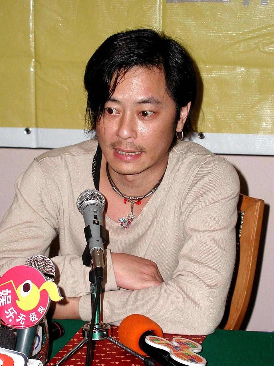 的嗓子,被人下药毒哑了,所以水准呈现断崖式下跌,进入到歌手生涯末期