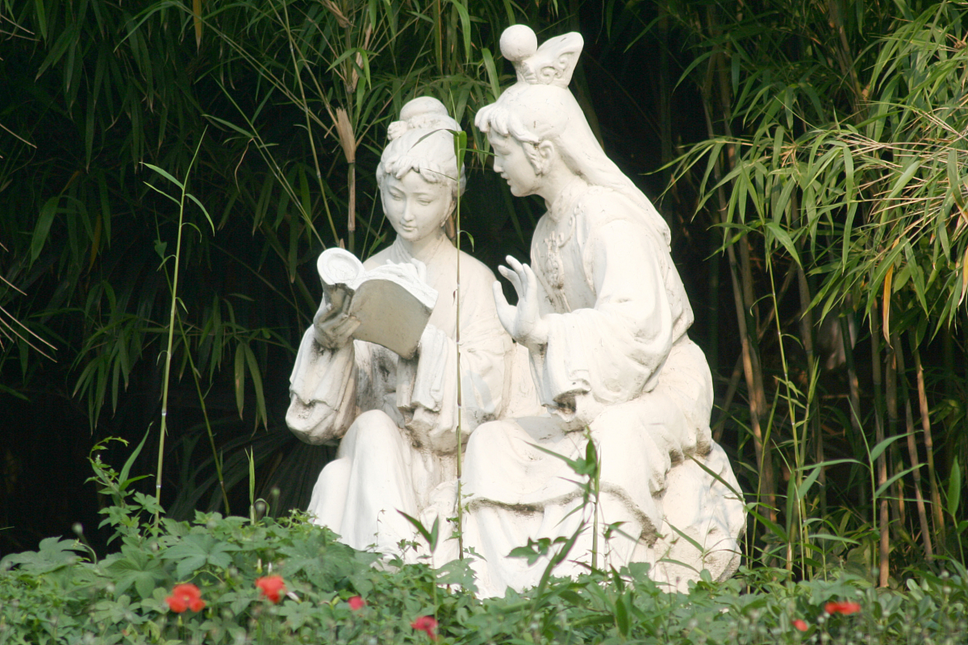 梁祝景区坐落于宁波西郊,是一座以梁祝爱情故事为灵感的爱情主题公园.