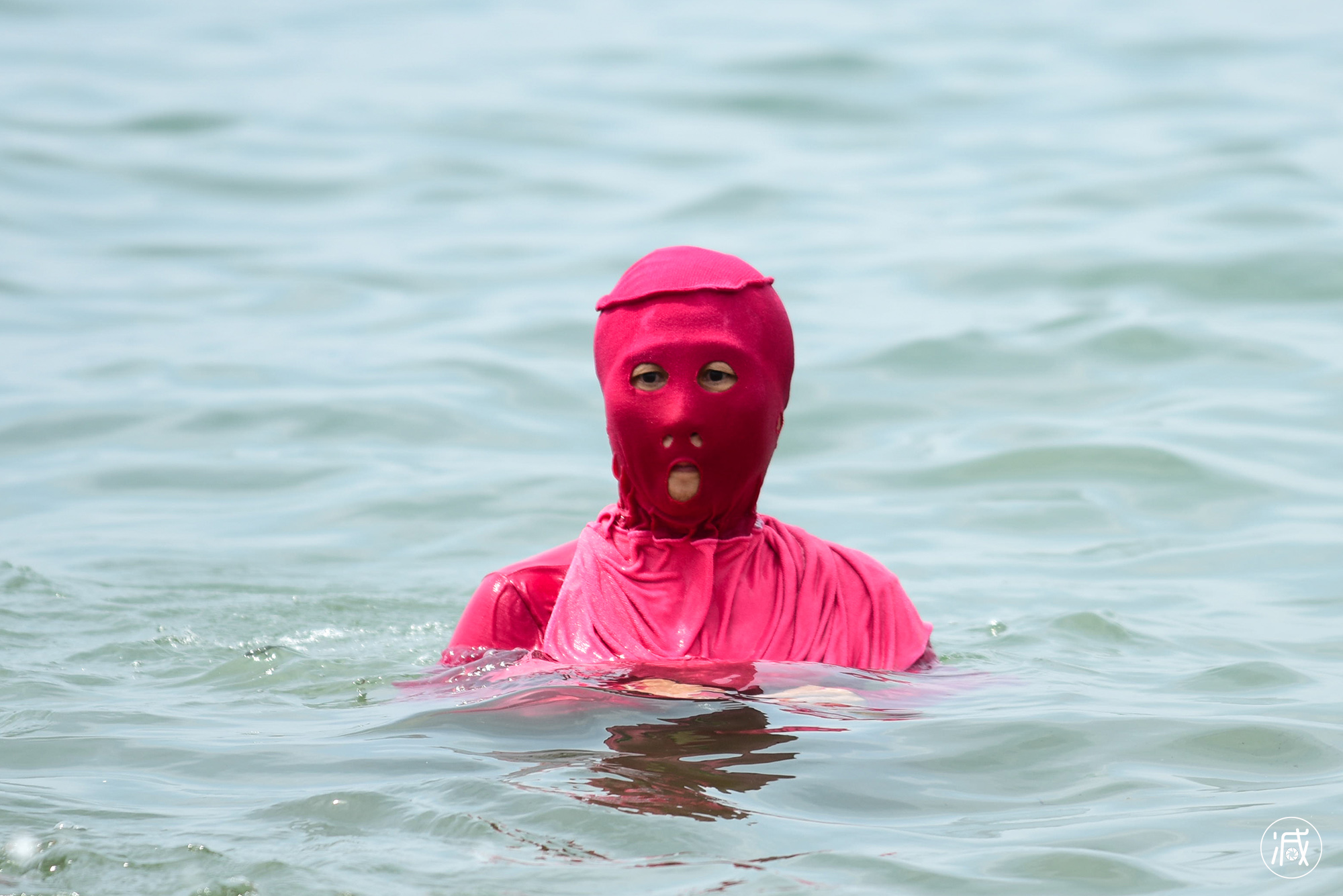 实拍青岛海滩上的脸基尼大妈 造型一个比一个"辣眼睛"