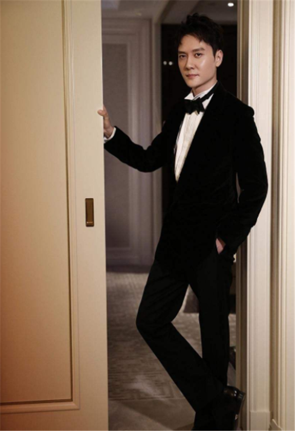 冯绍峰:完美的身材比例,看这逆袭的大长腿,着实让人心动