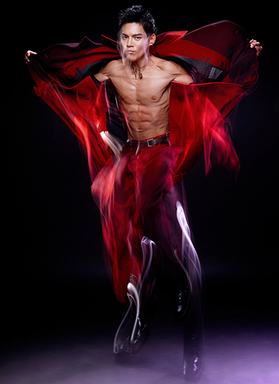 向佐新写真秀肌肉 动静皆宜演绎最酷红与黑