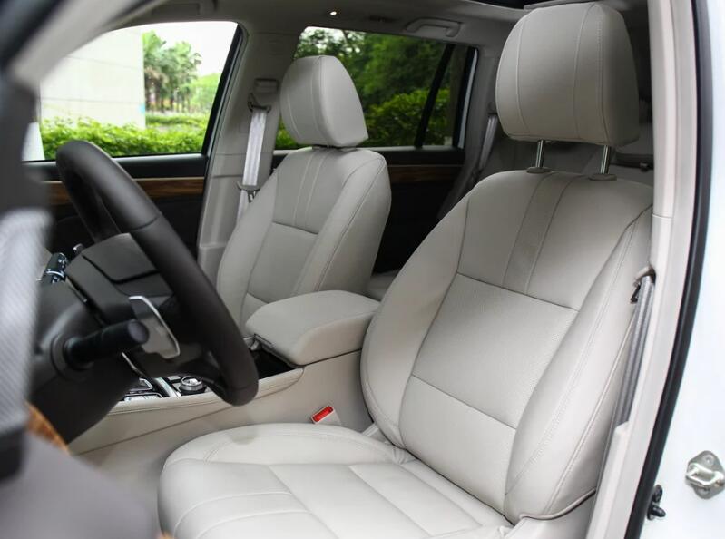 环抱式的真皮座椅设计也是让人看了十分舒服,想坐上去亲自体验一下.