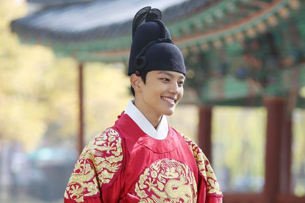 《双面君王》吕珍九一人分饰两角,口碑收视爆棚