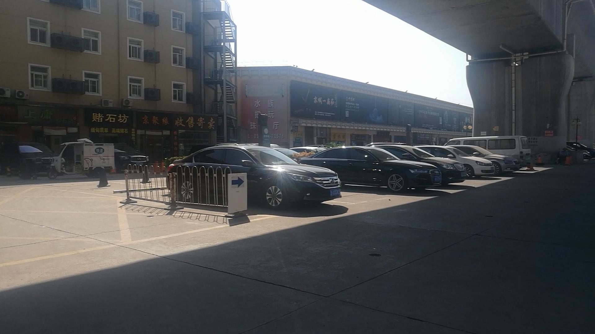 其它的咱也不知道,先当它是最大的吧,这是位于北京十里河的雅园国际b