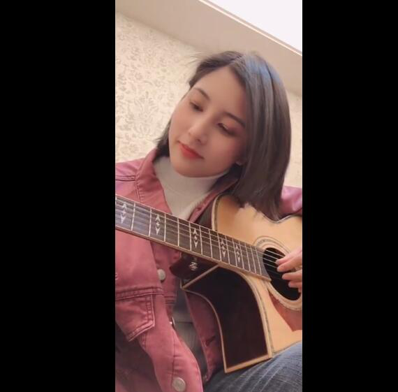 阿里女团成员唐菲改编弹唱出道曲 清新空灵不输电音原版