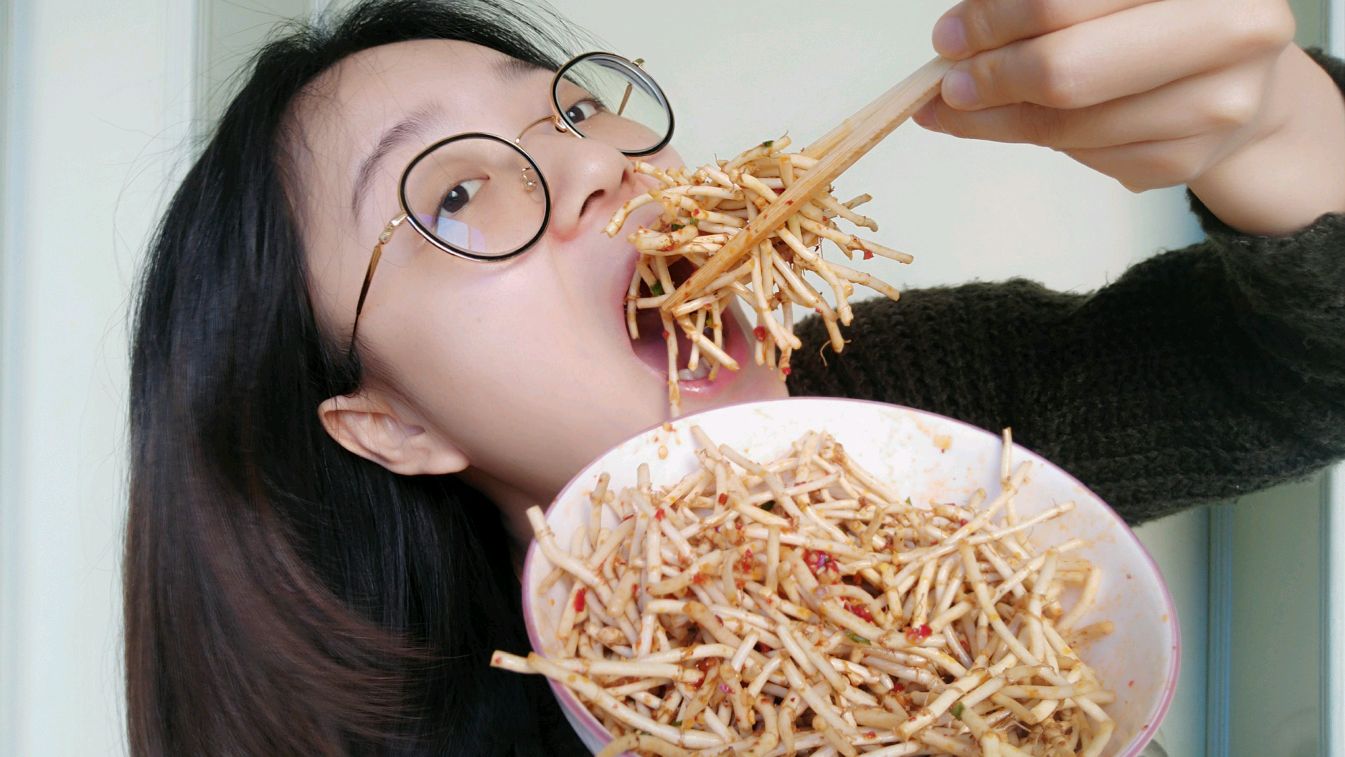 川妹子爱吃的鱼腥草。放葱姜蒜、小米椒凉拌后直接大口生吃,超爽