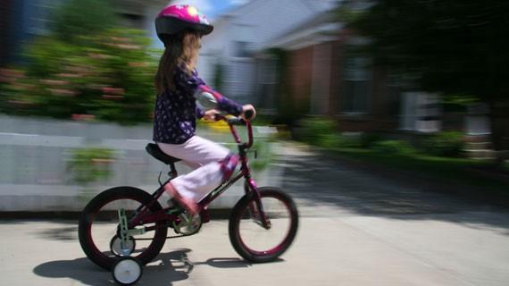 等效原理如何解决牛顿"绝对空间"问题?