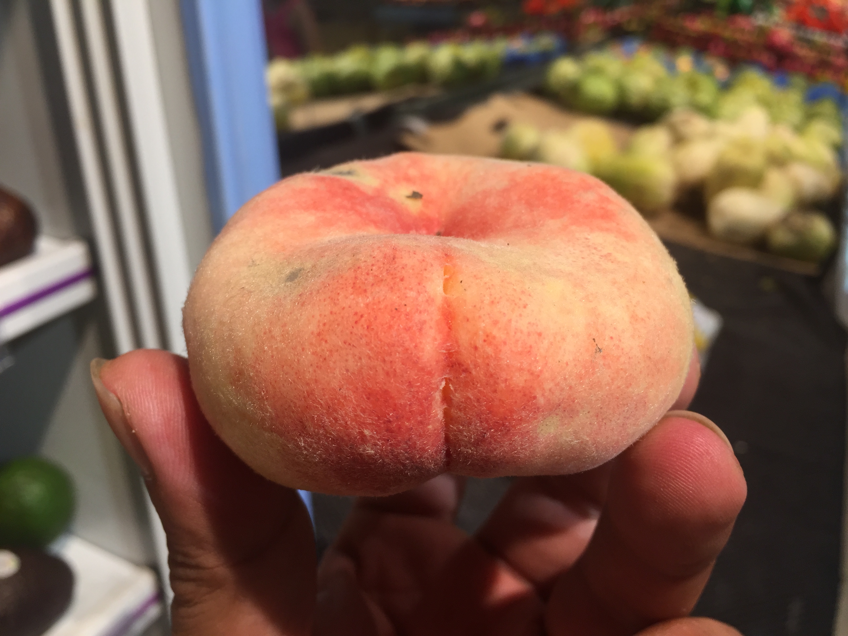 其实这种扁桃吃起来和一般的桃子味道也差不多