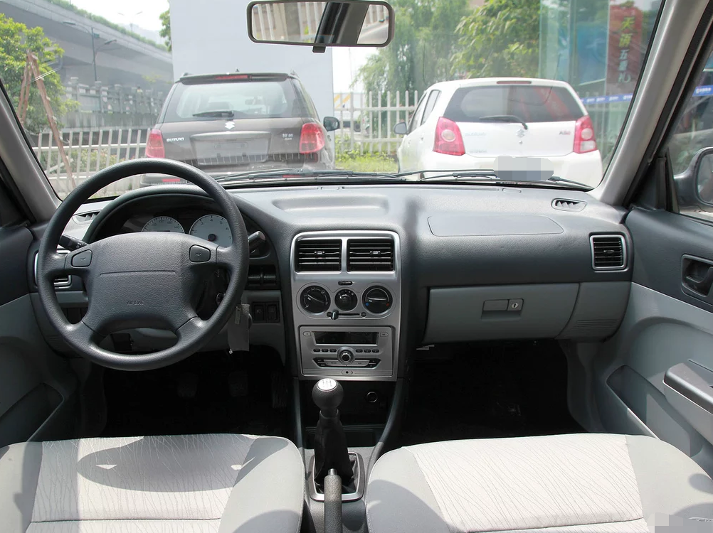 内饰这一点可以说中规中矩吧,不能说特别丑,但也不是特别好看就是了