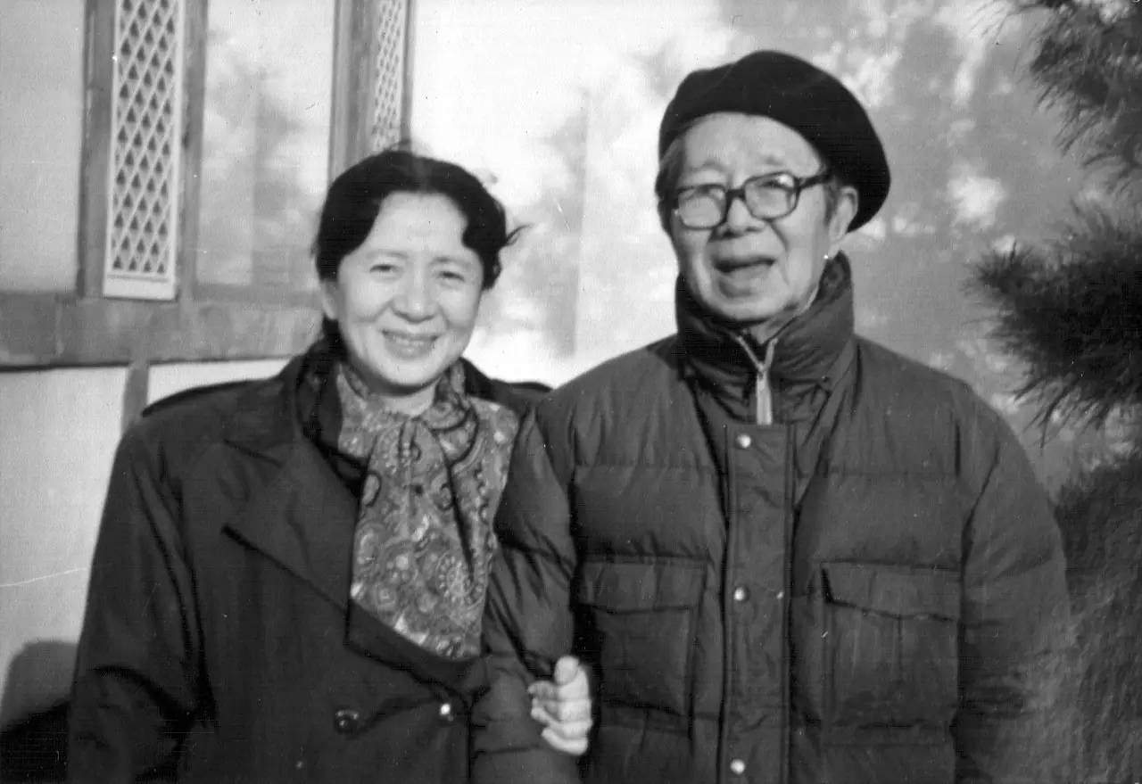 妻子和别人私奔,他带着儿女坚守,死后墓碑上五个字很醒目
