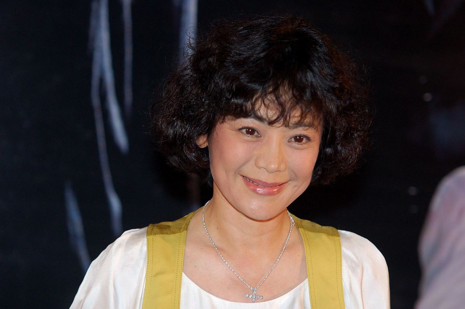 [原文:刘若英喝喜酒很热情,上台.