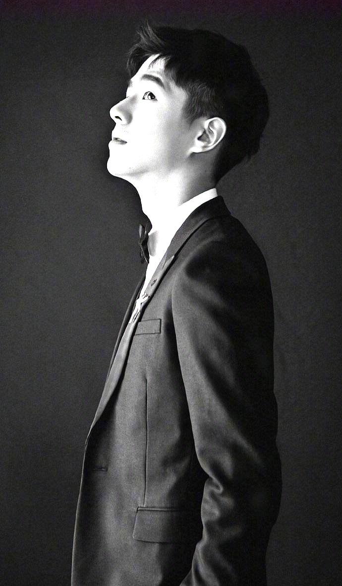 近日,小编被刘昊然的一组黑白写真给惊到了,这样的昊然弟弟,这样的
