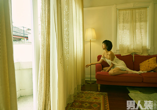 何杜娟登《男人装》诠释邻家少女的"甜味"性感