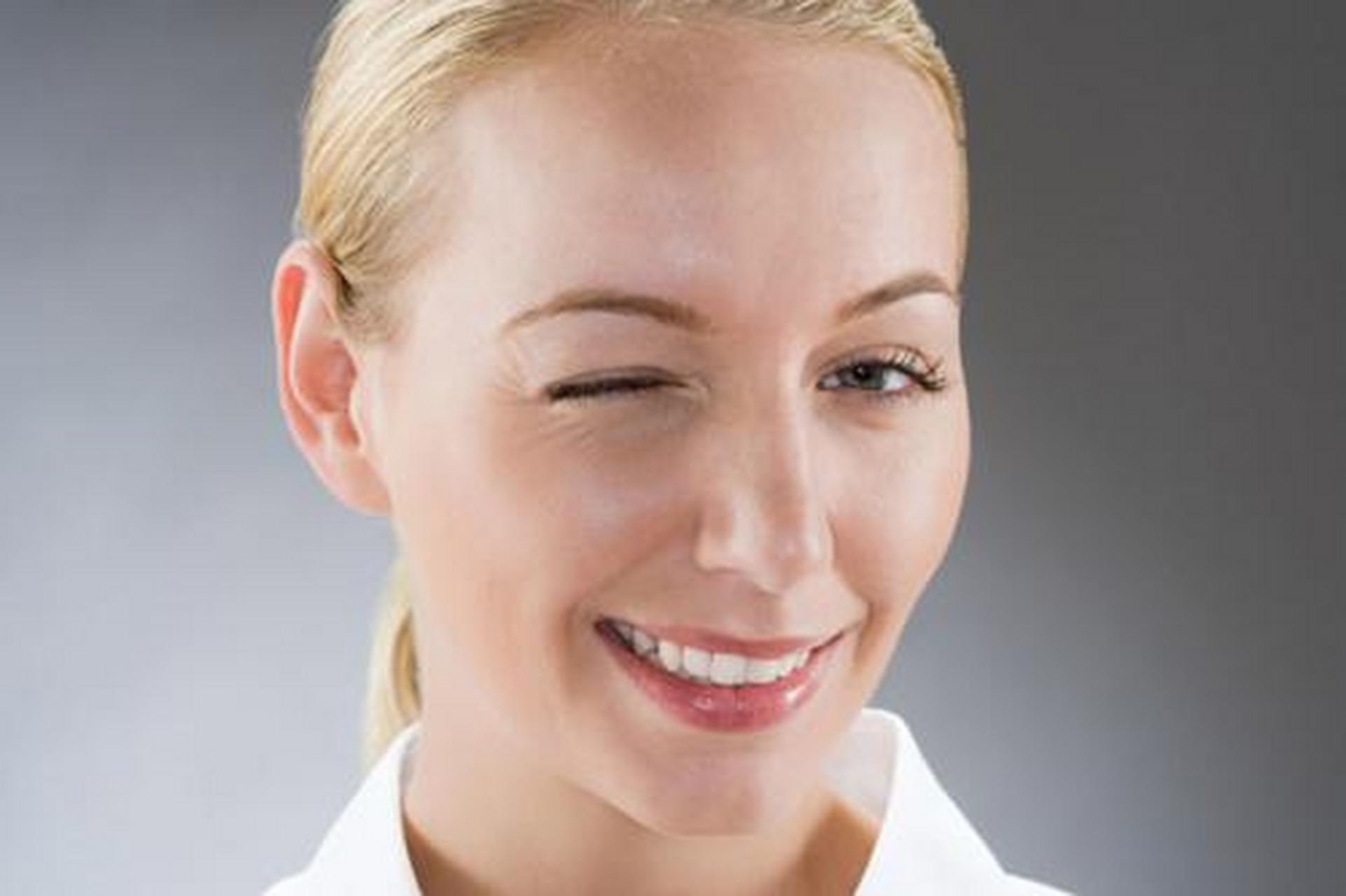 眨眼是一种快速的闭眼动作,医学上称为瞬目反射.