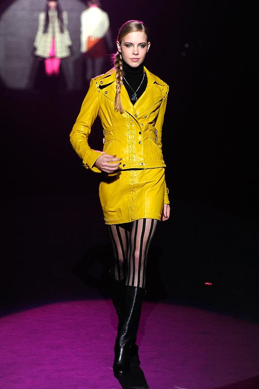 很多女孩的衣服都偏向暗色调,这样会让脸上的神采也变得暗淡了不少.