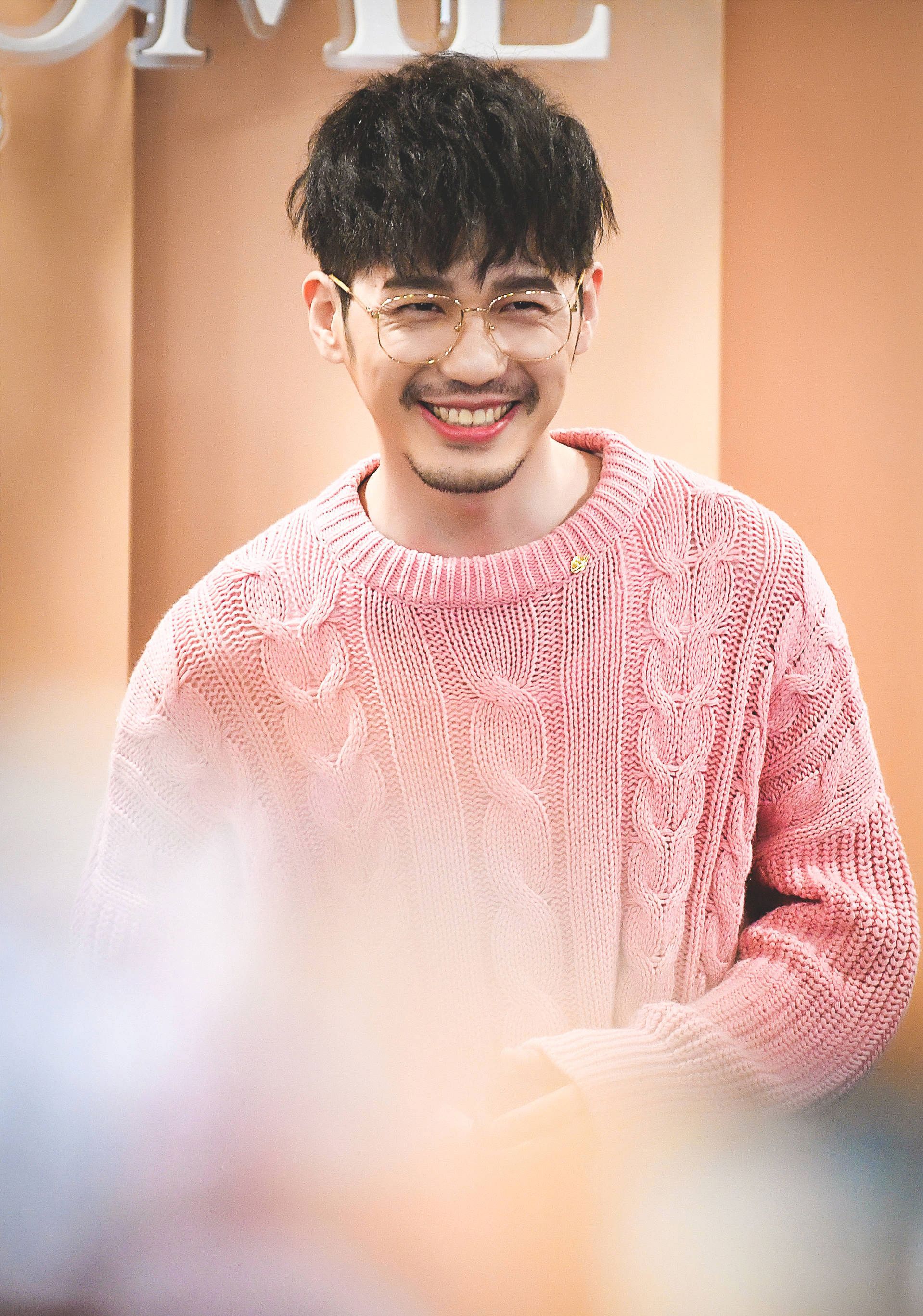 白宇粉色毛衣收割少女心无数,领口的小巧思登热搜,网友: 厉害了