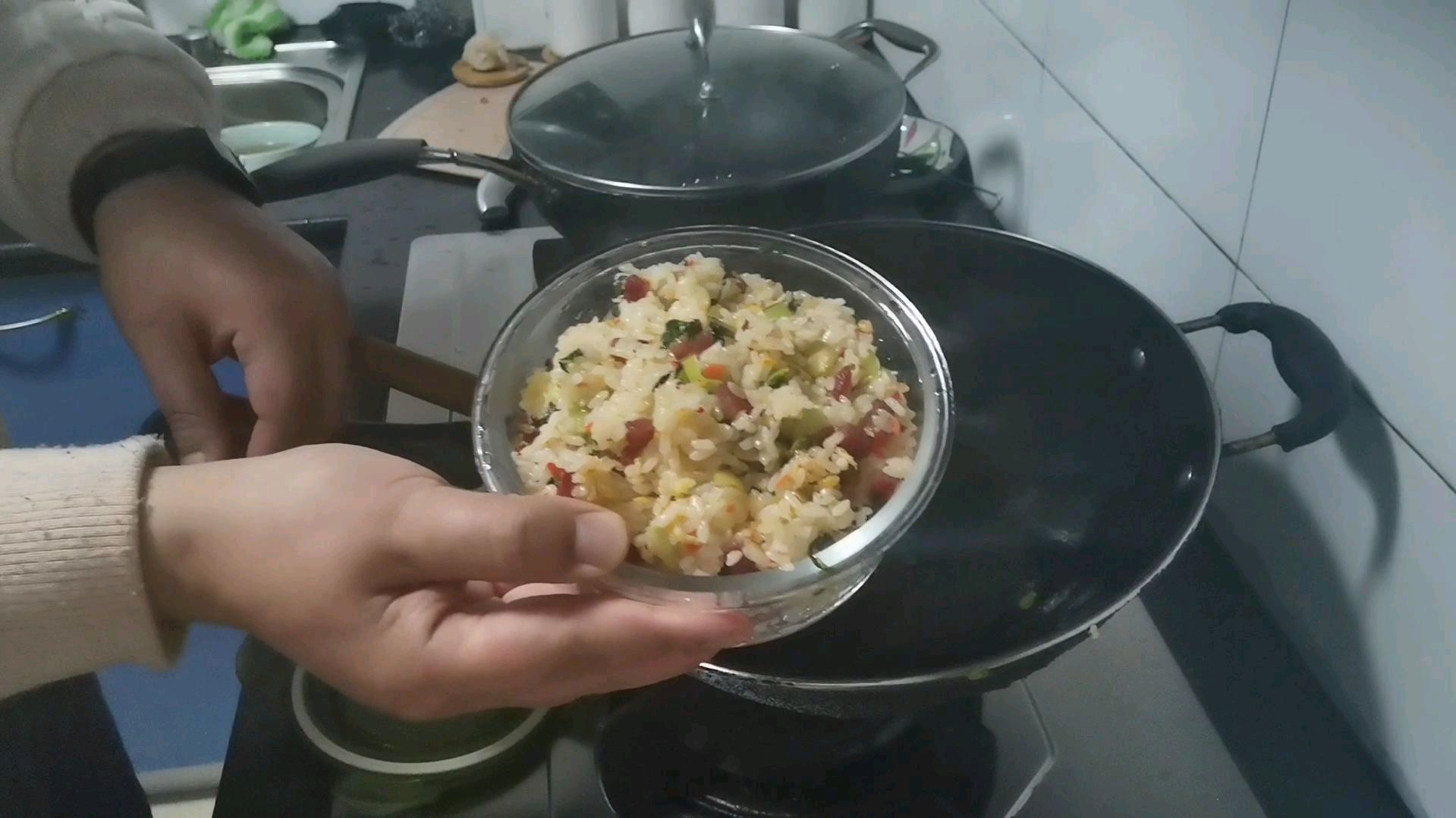 单身小伙必备技能之一蛋炒饭!加入腊肠,胡萝卜,青菜,健康好吃
