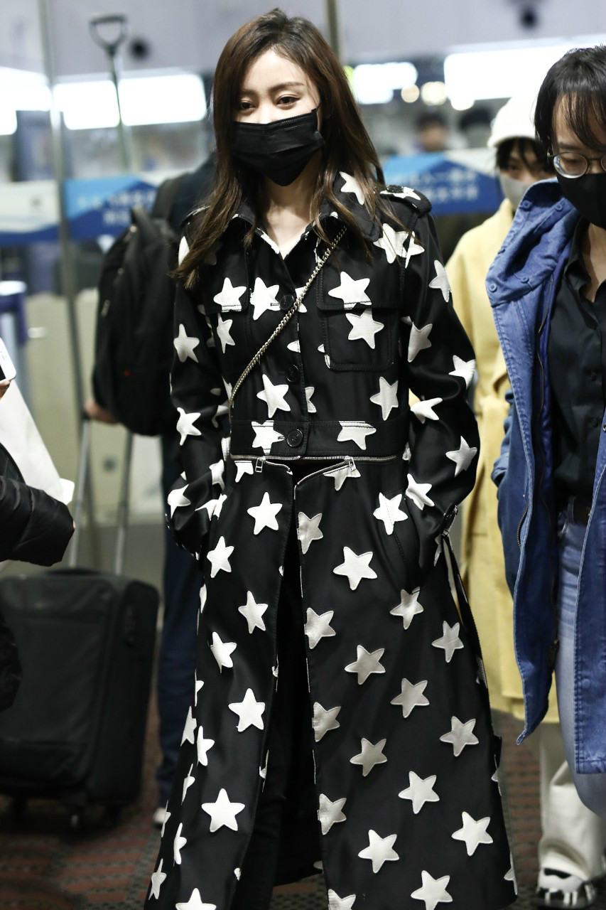 张天爱穿五角星印花图案长款风衣现身机场,戴着黑色口罩遮面