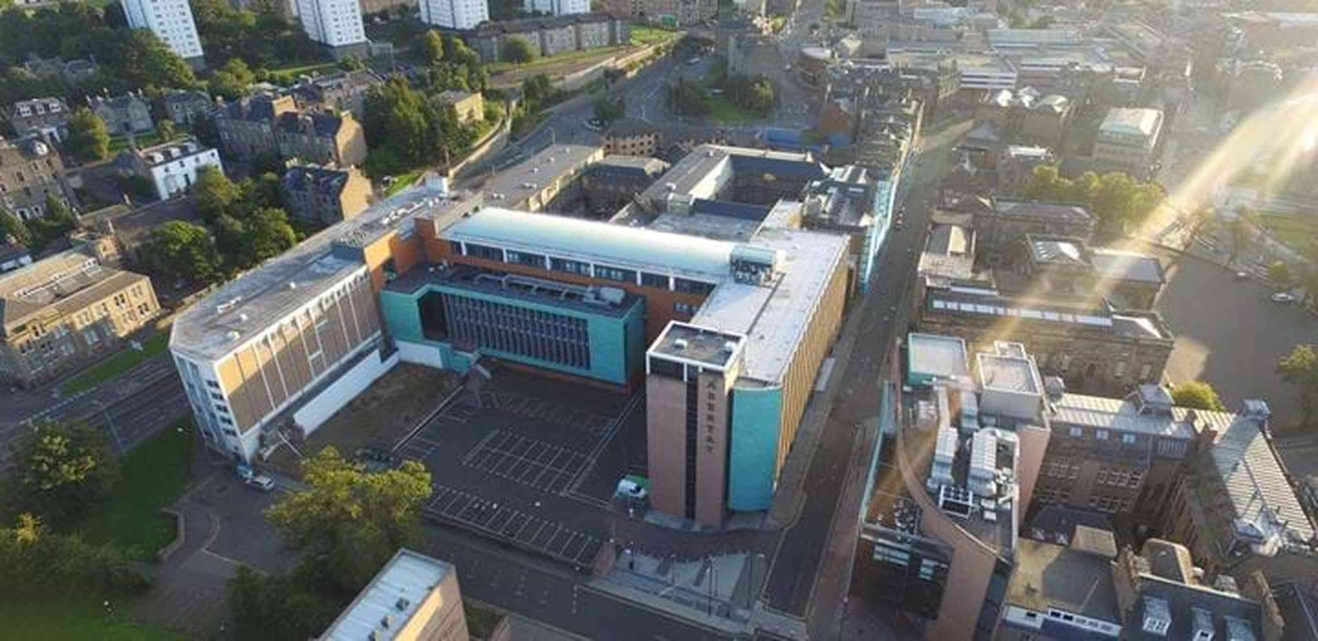 阿伯泰大学本科费用. 参考学费:12500英镑/学年起.