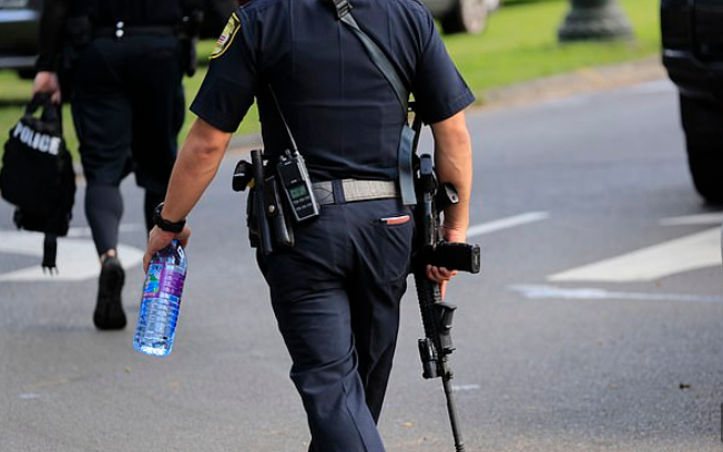 美国夏威夷枪击案:枪手刺伤房东,枪杀2名警察后放火自杀