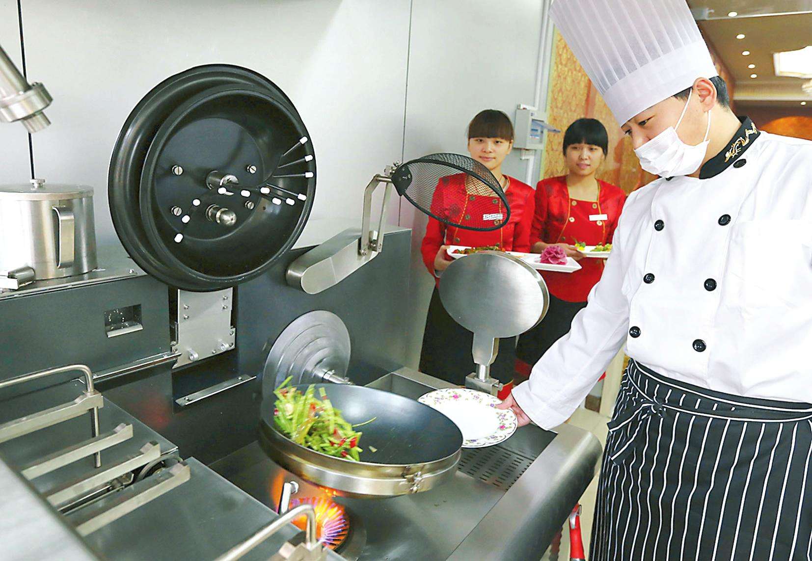 机器人终将取代服务员和厨师的重复性劳动,人类应做更有价值的事