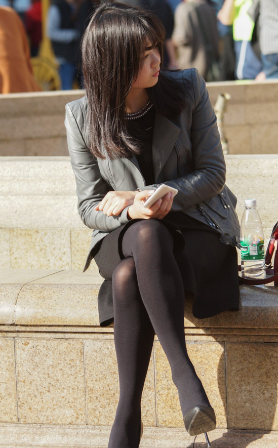 街拍,喜欢穿肉丝紧身短裙的小姑娘