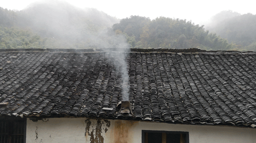 袅袅炊烟 路边的人家正在做饭,袅袅的炊烟升起,热气与湿气交融发酵