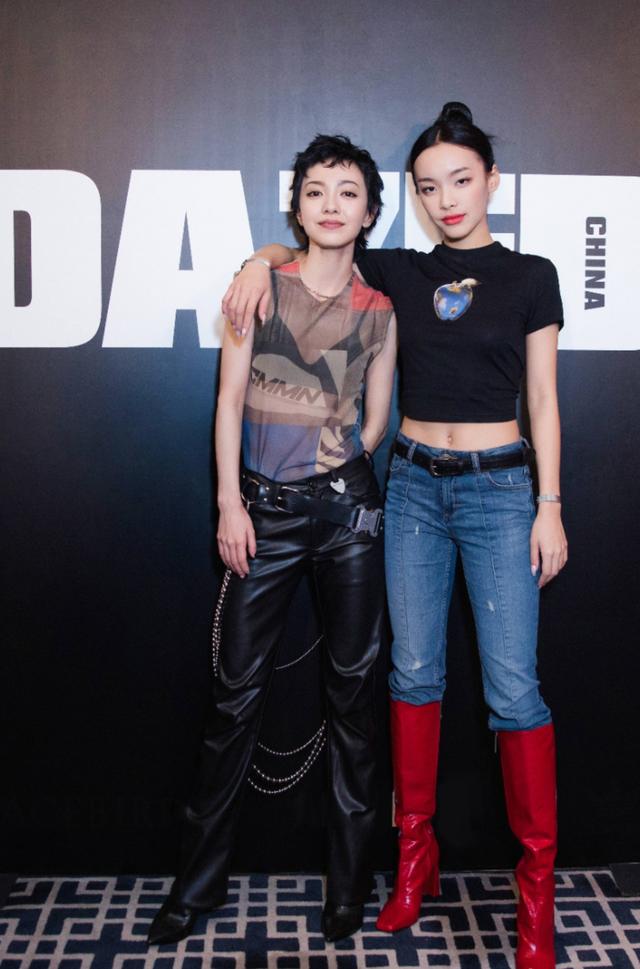 李佳琦妹妹火了,丹凤眼加厚唇长相高级,穿dior坐摩的不拘一格