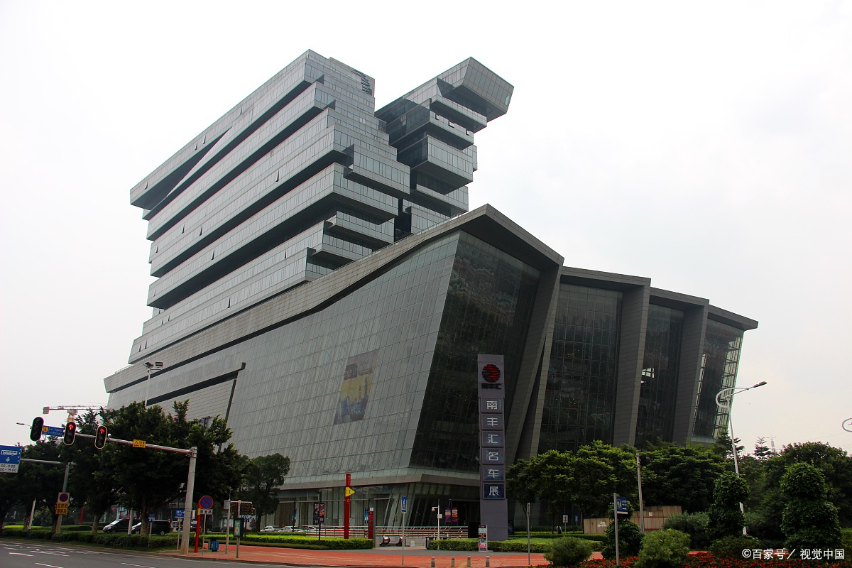 50亿打造的广州"最丑建筑"惹争议,矗立于闹市被称"棺材大厦"