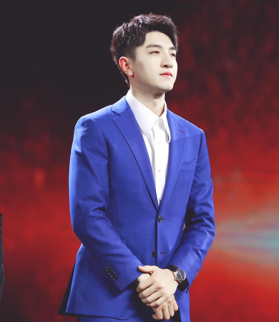 型男金瀚身穿一袭蓝色西装,看到他的手势后,网友:好乖巧啊