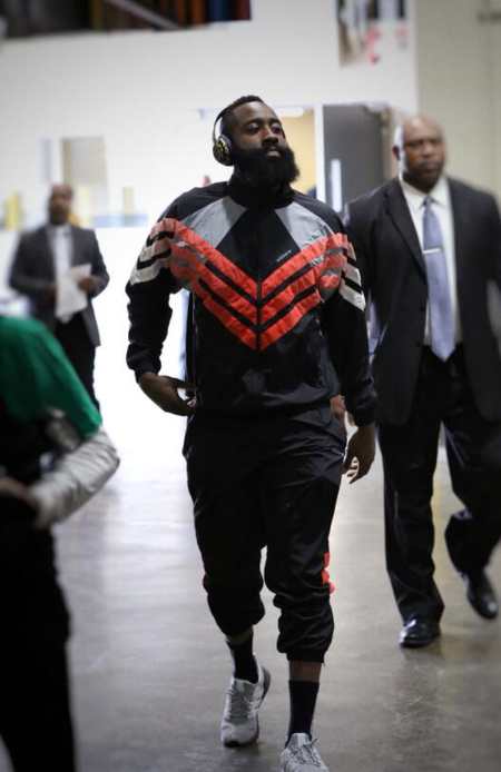 火箭官方晒出哈登赛前入场照:mvp