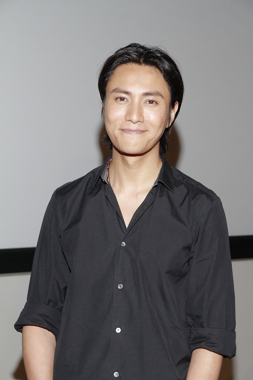 陈坤在重庆拍戏,亲生父亲得知消息后,带着鱼汤来看望他.