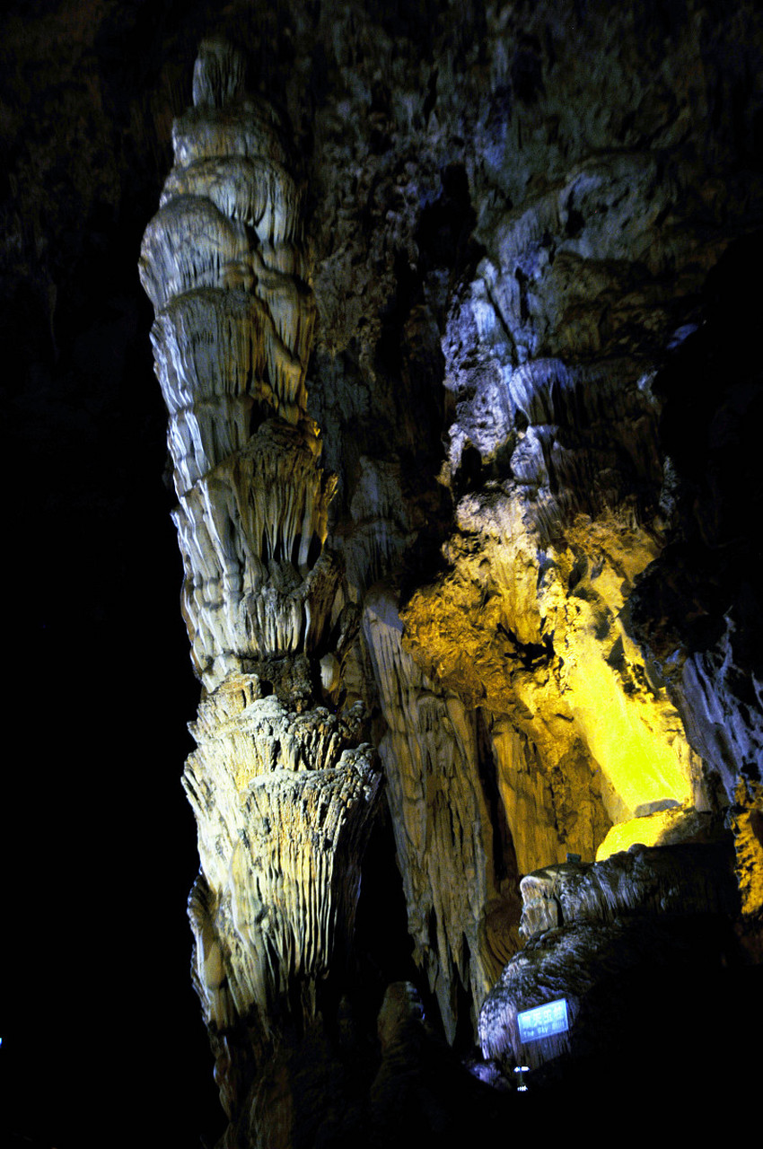 恩施黄金洞是一座以科学考察和探险为主的大型溶洞,被誉为"世界地质