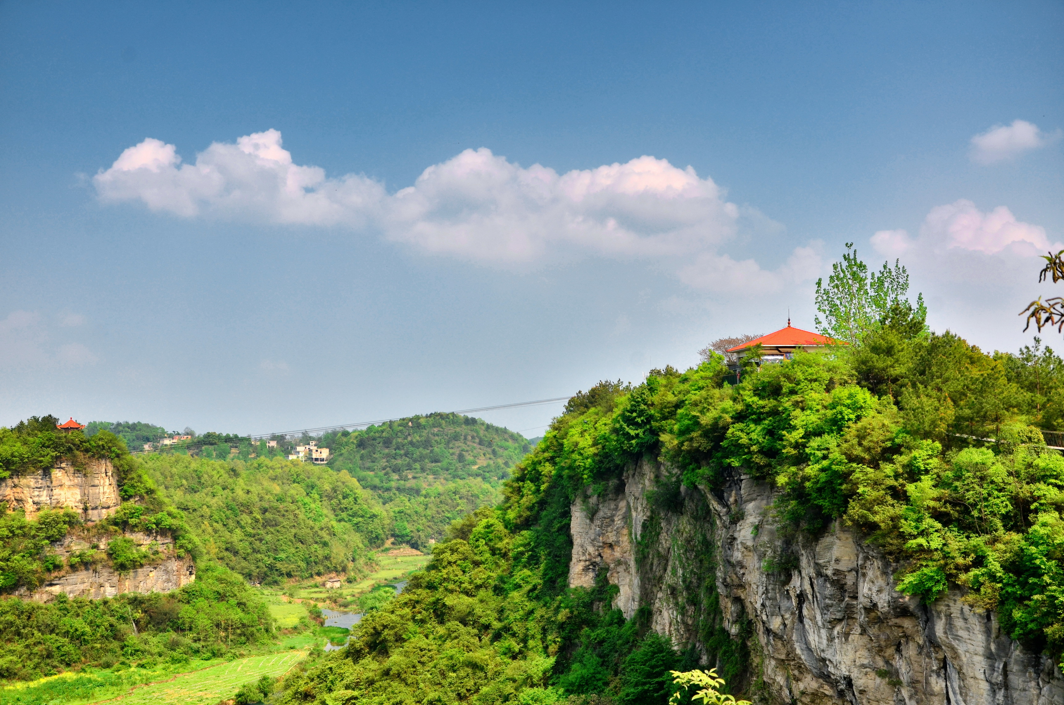 天河潭山水相连,山中有水,水中有洞,洞中有潭,气势恢宏!