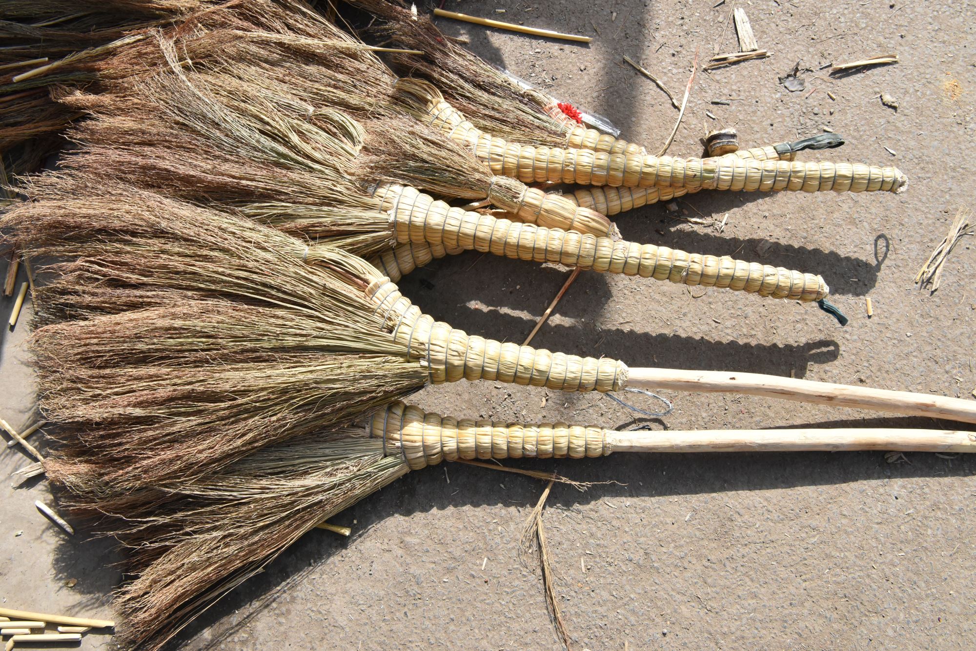 李大爷的老伴眼不花耳不聋,穿针引线,缝制高粱杆制作箅子,熟练自如.