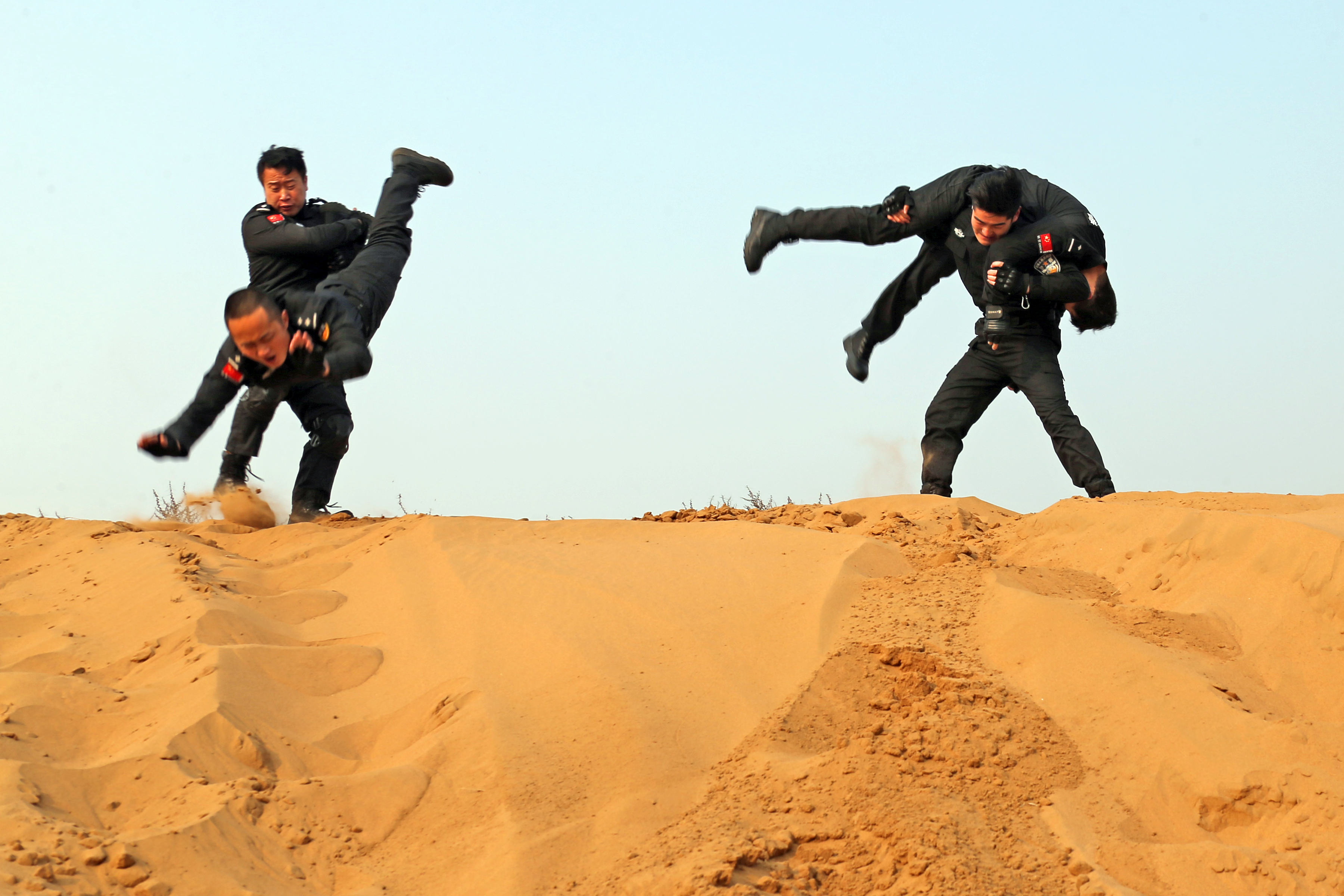 陕西大荔公安巡特警大队沙漠大练兵 "拉得出,冲得上,打得赢"