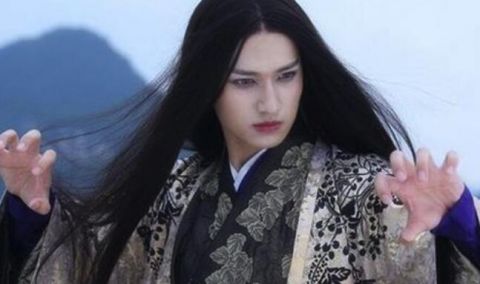 六位黑长直造型的男演员,有人妖艳,有人搞笑,只有他最经典!
