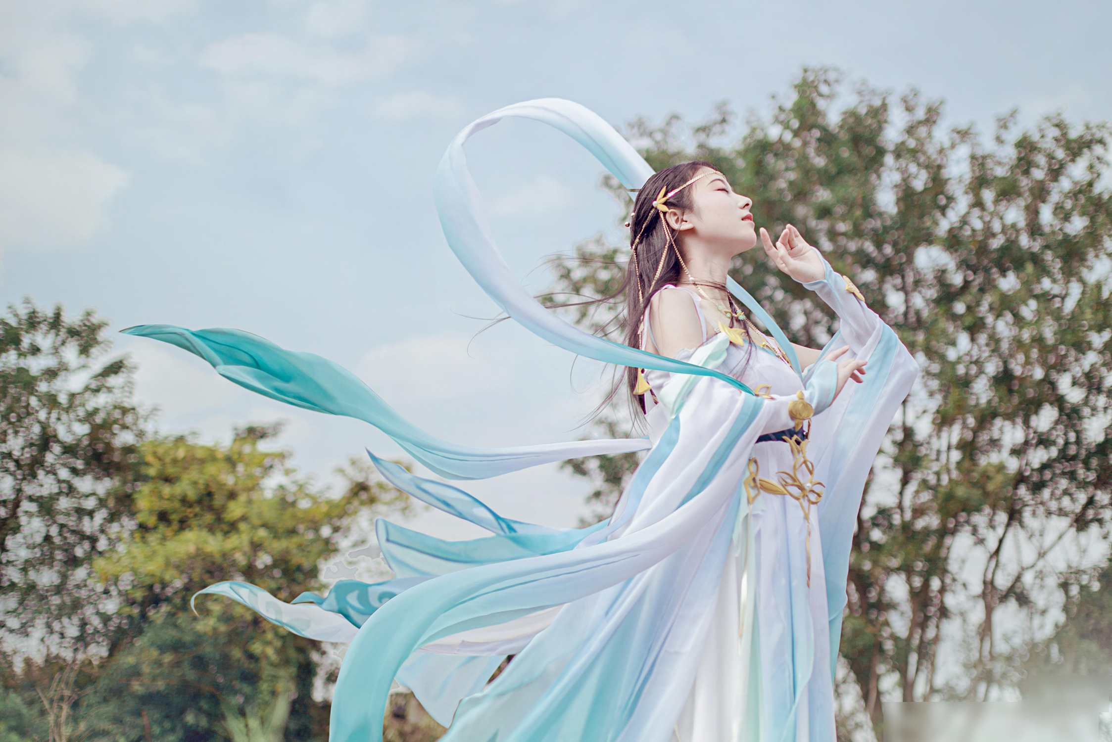很有仙气的妹子cos《剑网情缘》月梦清秋!小姐姐居然飞起来了哦