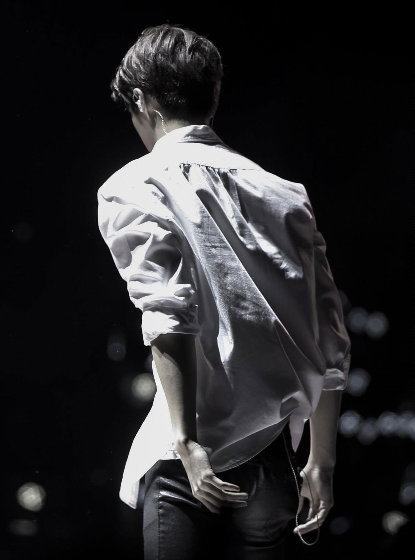 吴世勋的身材太优越了,上演的"湿身诱惑"更是绝了,网友: 惊艳