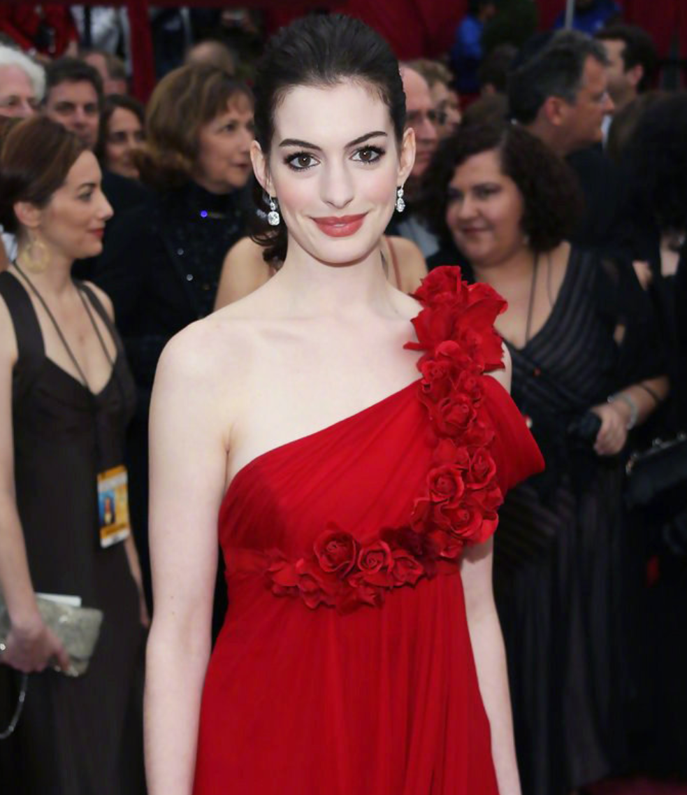 安妮·海瑟薇奥斯卡红毯好贵气!大红裙温婉优雅,太耀眼了