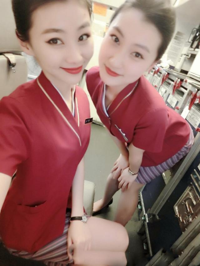 年轻漂亮的空姐们平时就是喜欢成双入对,谁能没有个好闺蜜呢?
