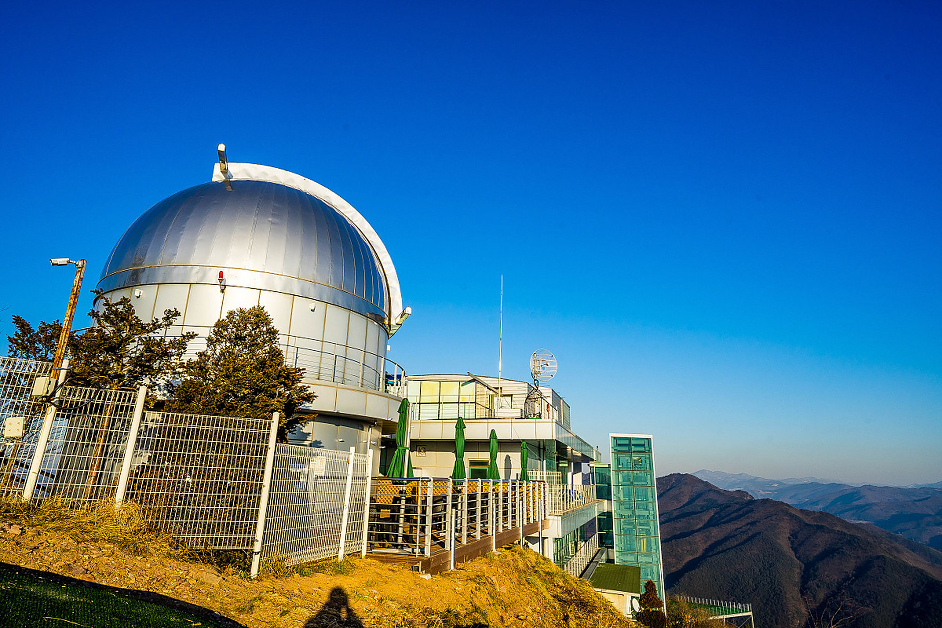 墨子巡天望远镜属于光学镜,位于贵州省的天眼望远镜属于射电望远镜.