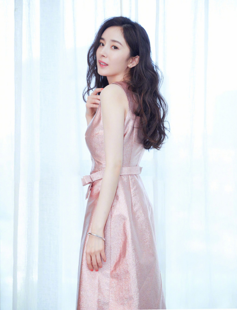 一件粉色连衣裙亮相某活动,温柔的粉色和金属色的结合多了一分华贵感