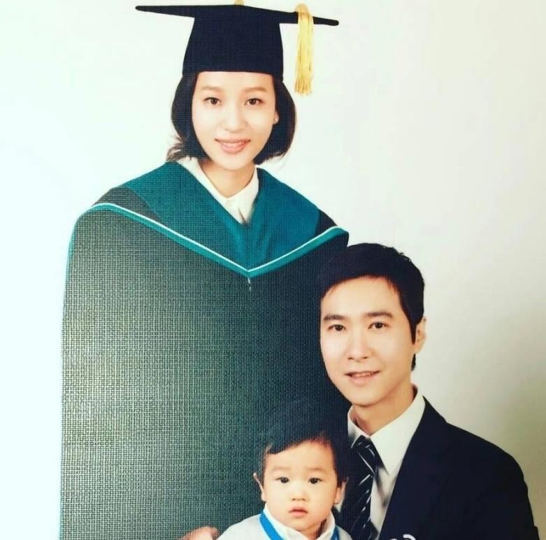 高志溶美丽的妻子和可爱的儿子 高志溶的宝宝叫高升材,似乎在语言方面